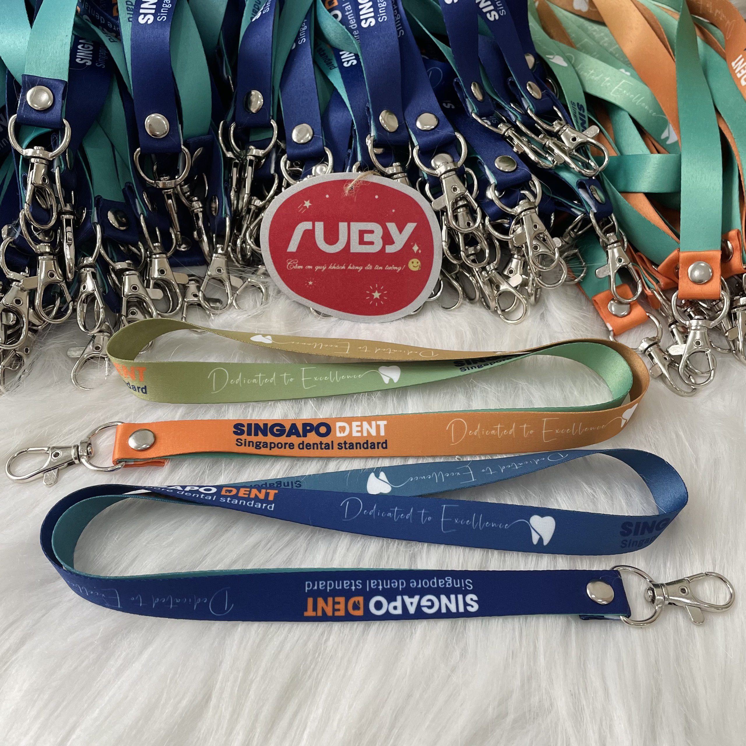 Dây đeo thẻ satin bản 1.5cm in logo với chất vải mềm mịn, sang trọng, phù hợp cho nhân viên, sinh viên và các sự kiện