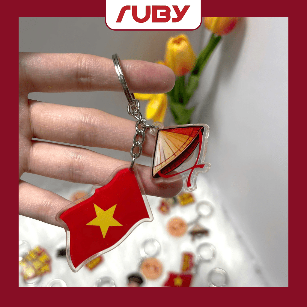 Móc khóa cờ đỏ sao vàng và nón lá truyền thống – quà tặng đậm chất Việt Nam từ Ruby.
