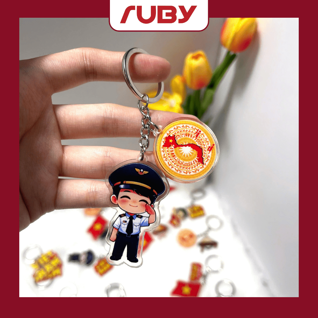 Móc khóa chibi chiến sĩ viền trong – kèm biểu tượng trống đồng Việt Nam – phụ kiện ý nghĩa dịp 2/9 từ thương hiệu Ruby.