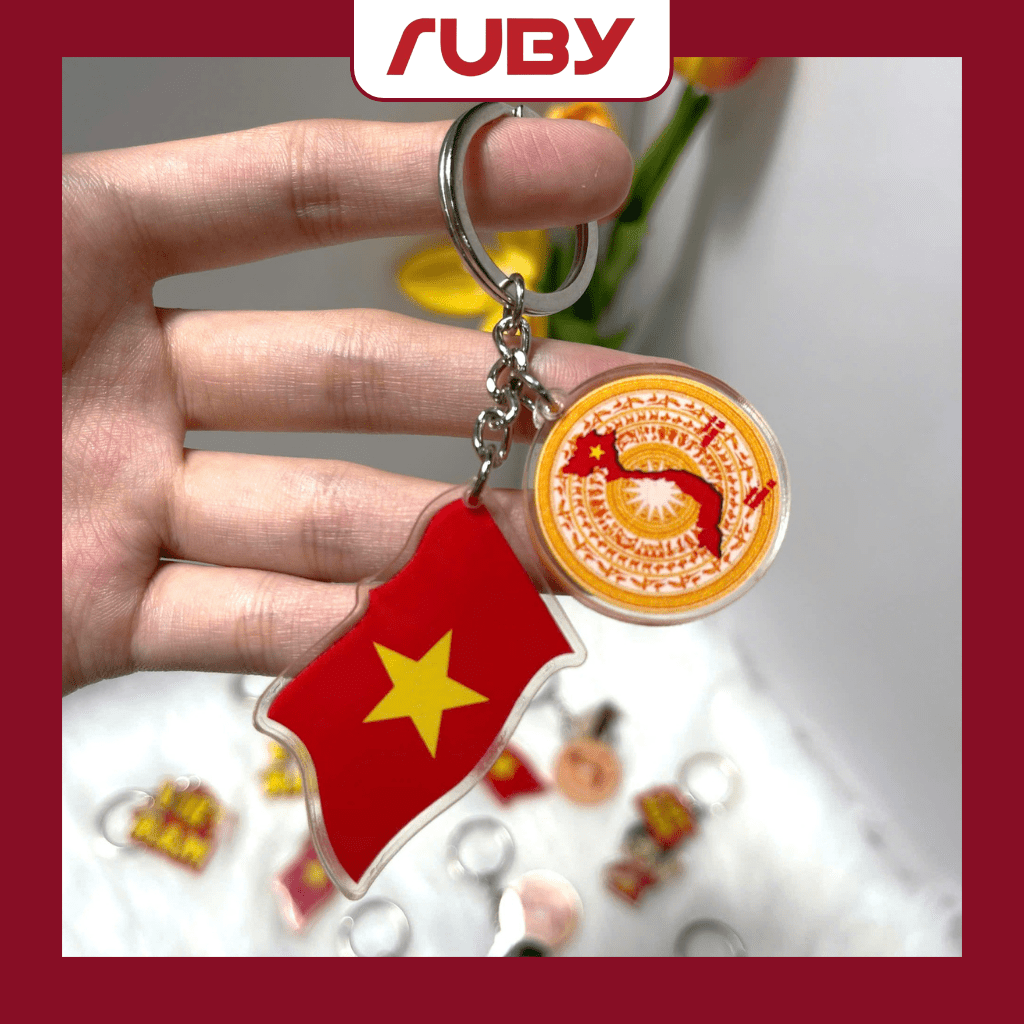 Móc khóa viền trong hình lá cờ Việt Nam và bản đồ Việt kết hợp trống đồng – phụ kiện ý nghĩa dịp Quốc khánh 2/9.