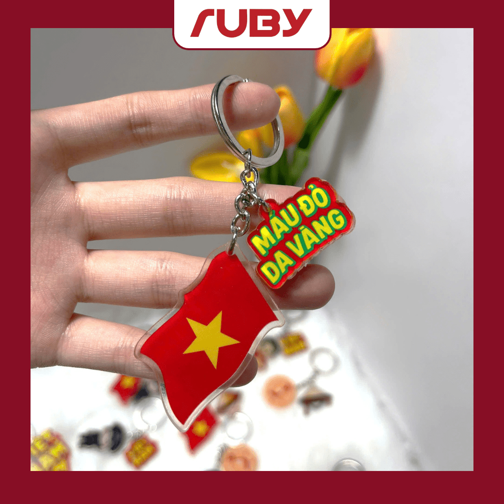 Móc khóa viền trong hình lá cờ đỏ sao vàng và chữ “Màu Đỏ Da Vàng” – phụ kiện truyền cảm hứng Việt Nam mạnh mẽ.