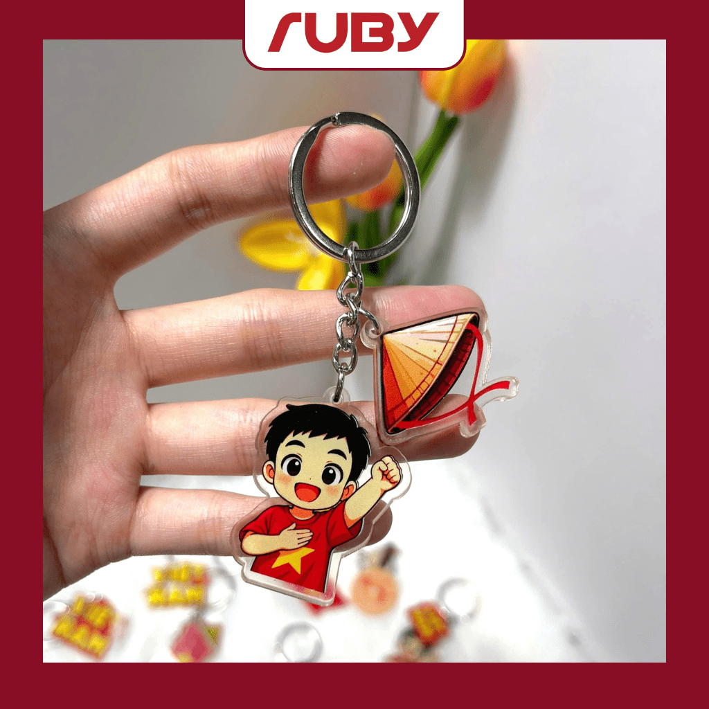 Móc khóa cậu bé áo đỏ sao vàng và chiếc nón lá truyền thống.