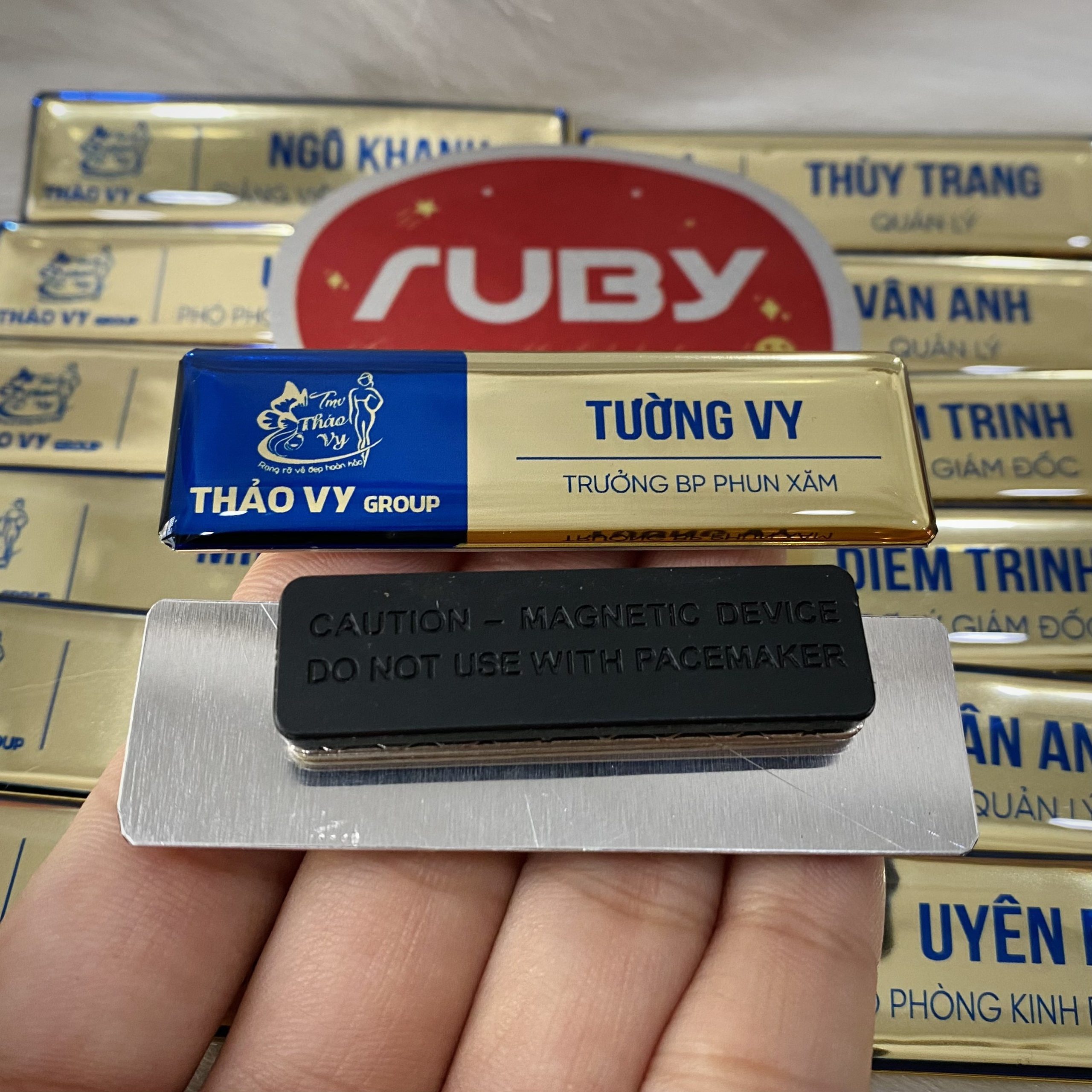 Bảng tên nhân viên nhôm vàng ánh kim, in logo Thảo Vy Group