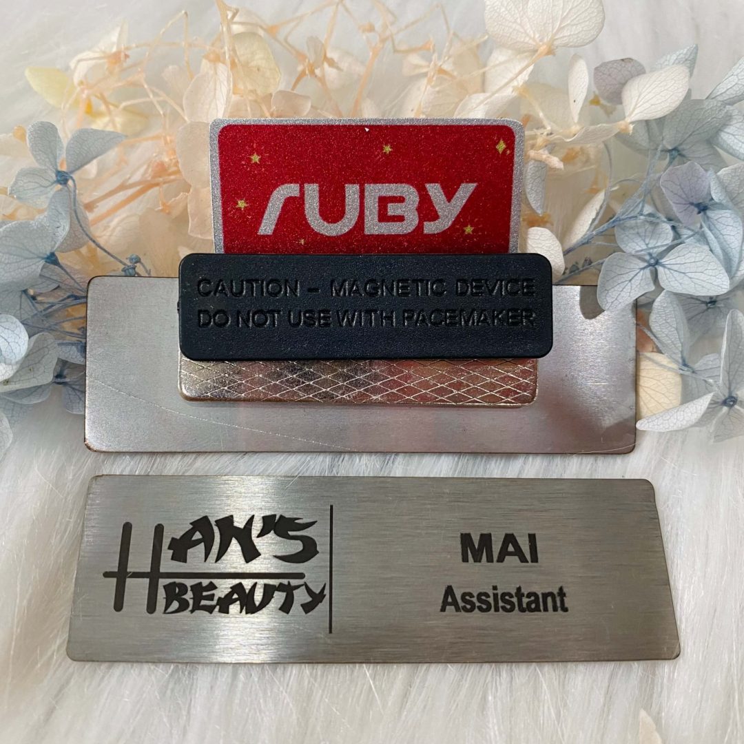 Bảng tên Han’s Beauty inox xước bạc, khắc laser đen, gắn nam châm.