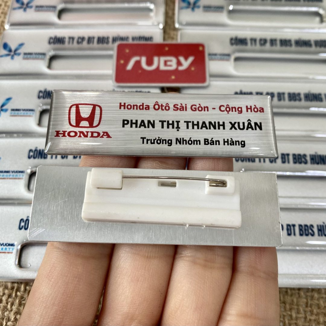 Bảng tên nhân viên Honda Ôtô Sài Gòn màu bạc, in logo đỏ
