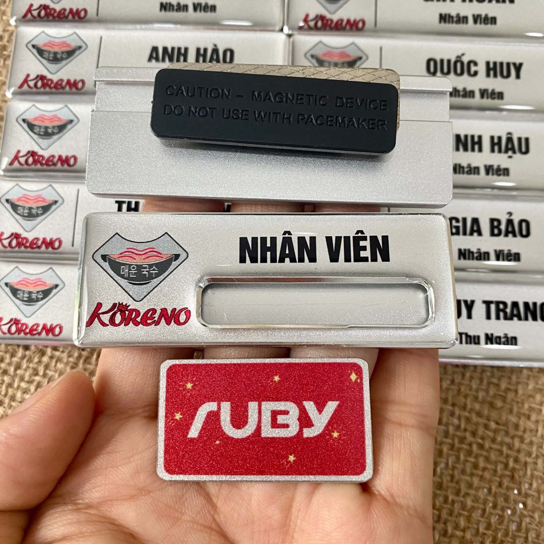 Bảng tên nhân viên gắn nam châm, in logo Koreno, thiết kế chuyên nghiệp.