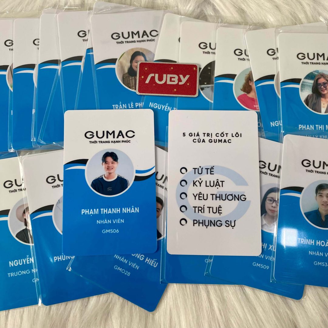 Thẻ nhân viên Gumac màu xanh dương trắng, in nhựa PVC, kèm giá trị cốt lõi thương hiệu.