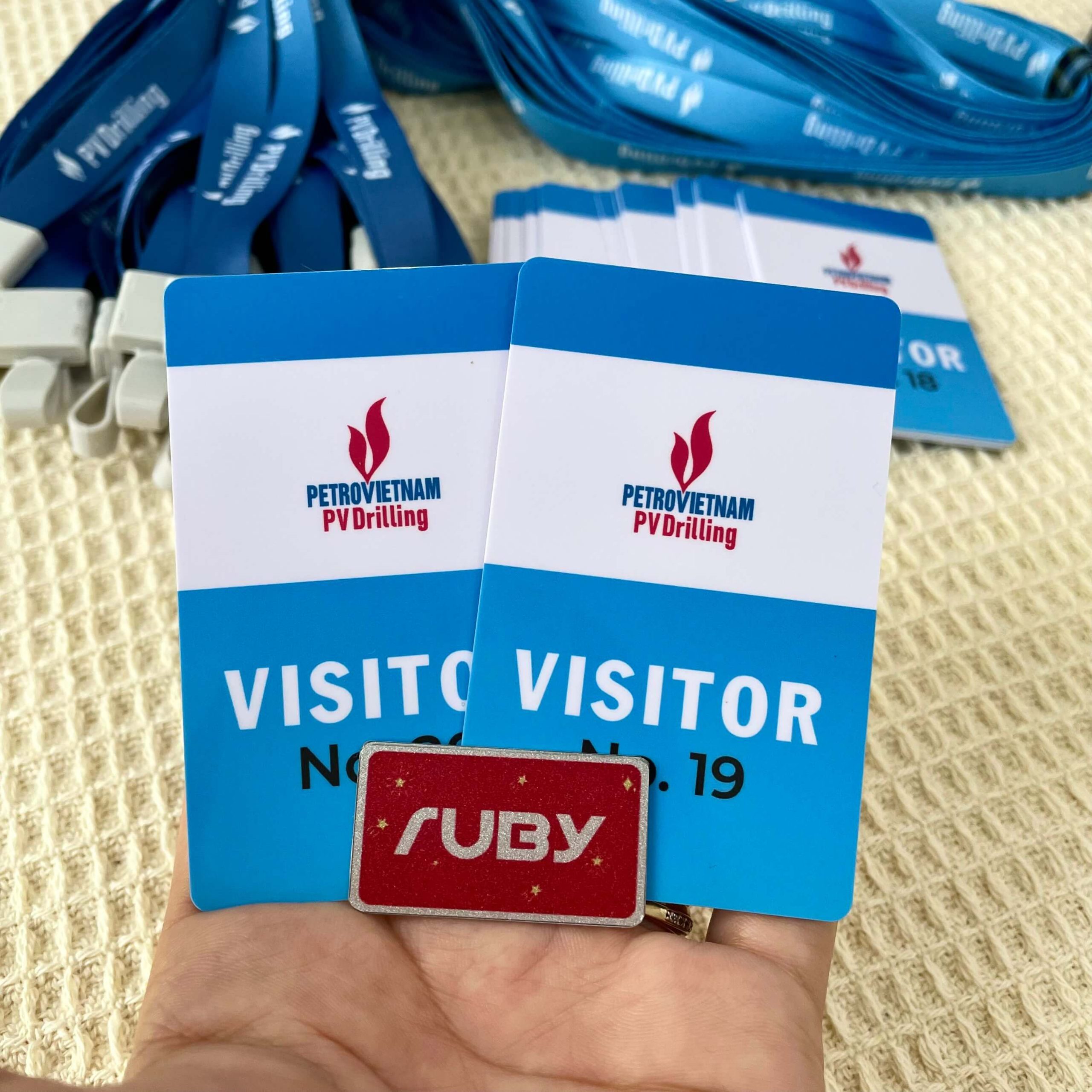 Thẻ khách PV Drilling màu xanh trắng, in PVC cứng, dùng cho khách tham quan.