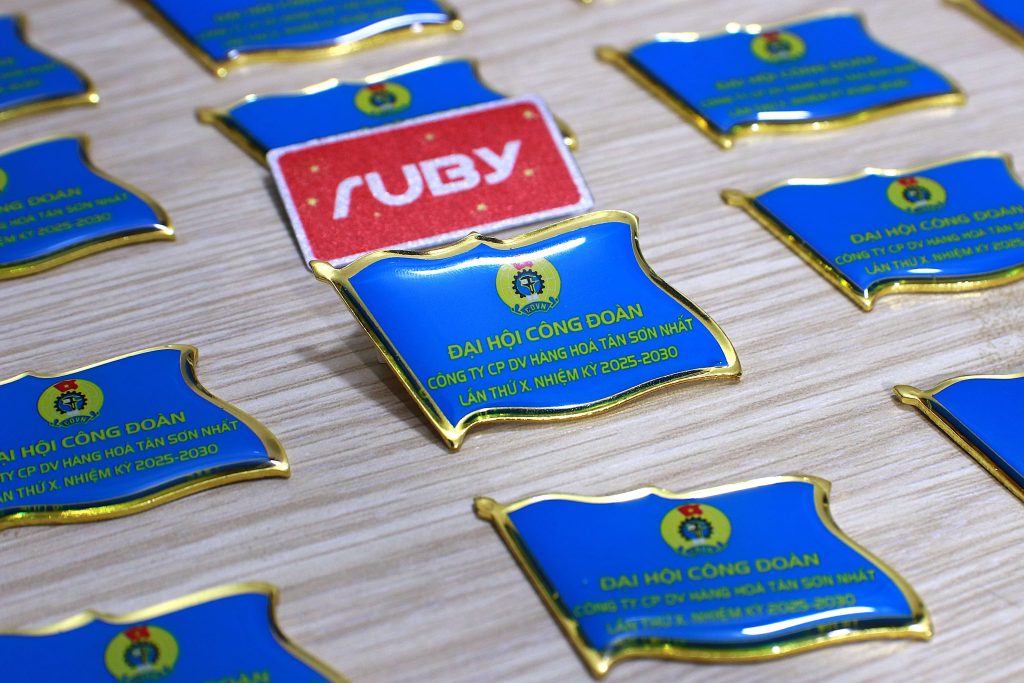 Huy hiệu Công đoàn kim loại xi vàng, thiết kế lá cờ viền vàng, in logo Công đoàn Việt Nam, sản xuất tại RubyVN.
