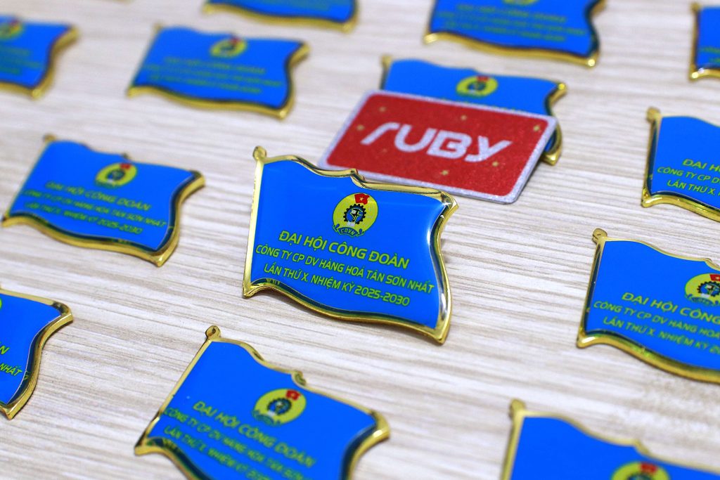 Huy hiệu Công đoàn kim loại xi vàng hình lá cờ – sản xuất tại xưởng RubyVN, in logo và nội dung Đại hội Công đoàn nhiệm kỳ 2025–2030