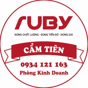 Nhân viên phòng kinh doanh Ruby - Cẩm Tiên tư vấn và báo giá sản phẩm bảng tên nhân viên, huy hiệu, móc khóa mica và kỷ niệm chương theo yêu cầu.