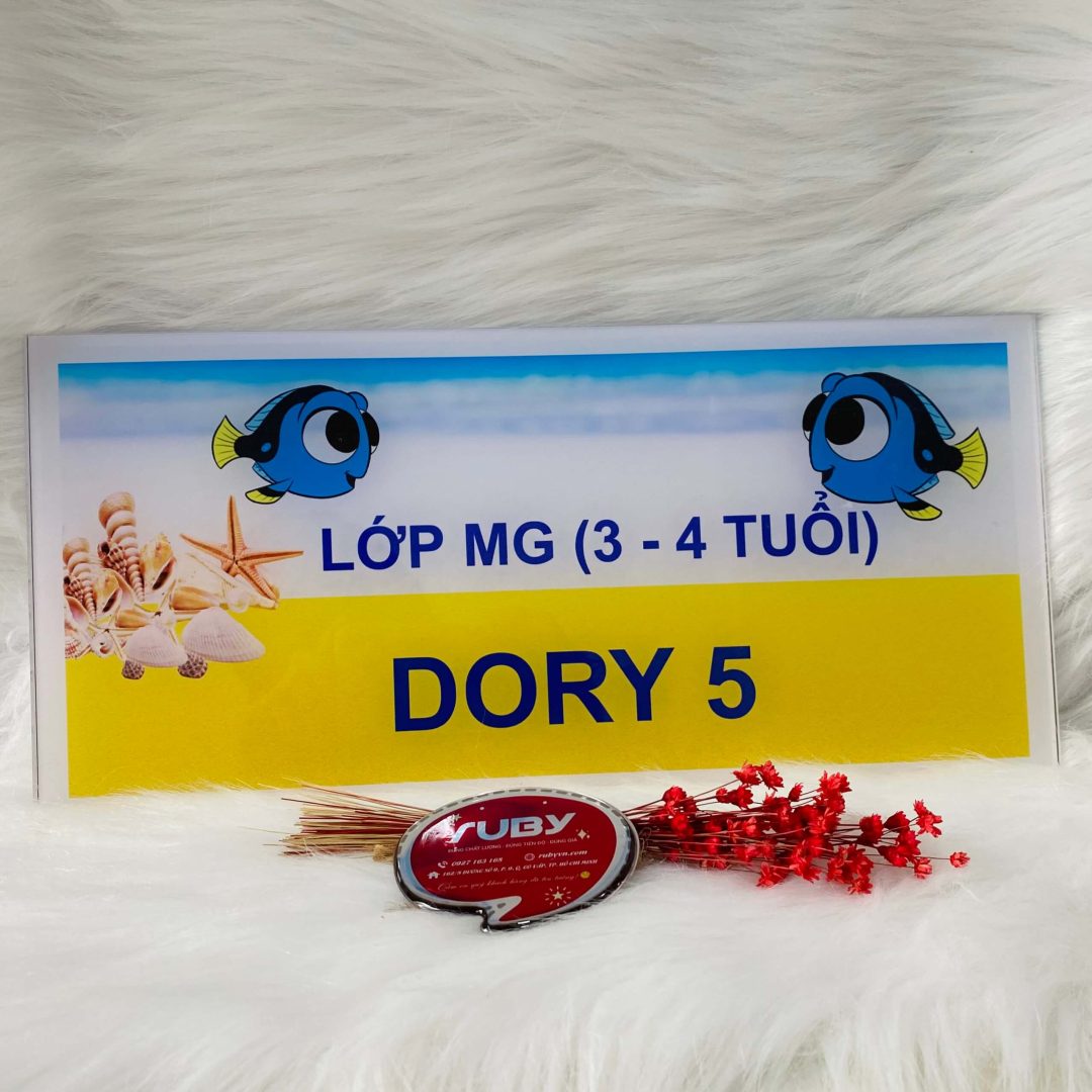 Bảng lớp học mica DORY 5, nền vàng xanh, in hình cá Dory hoạt hình dễ thương