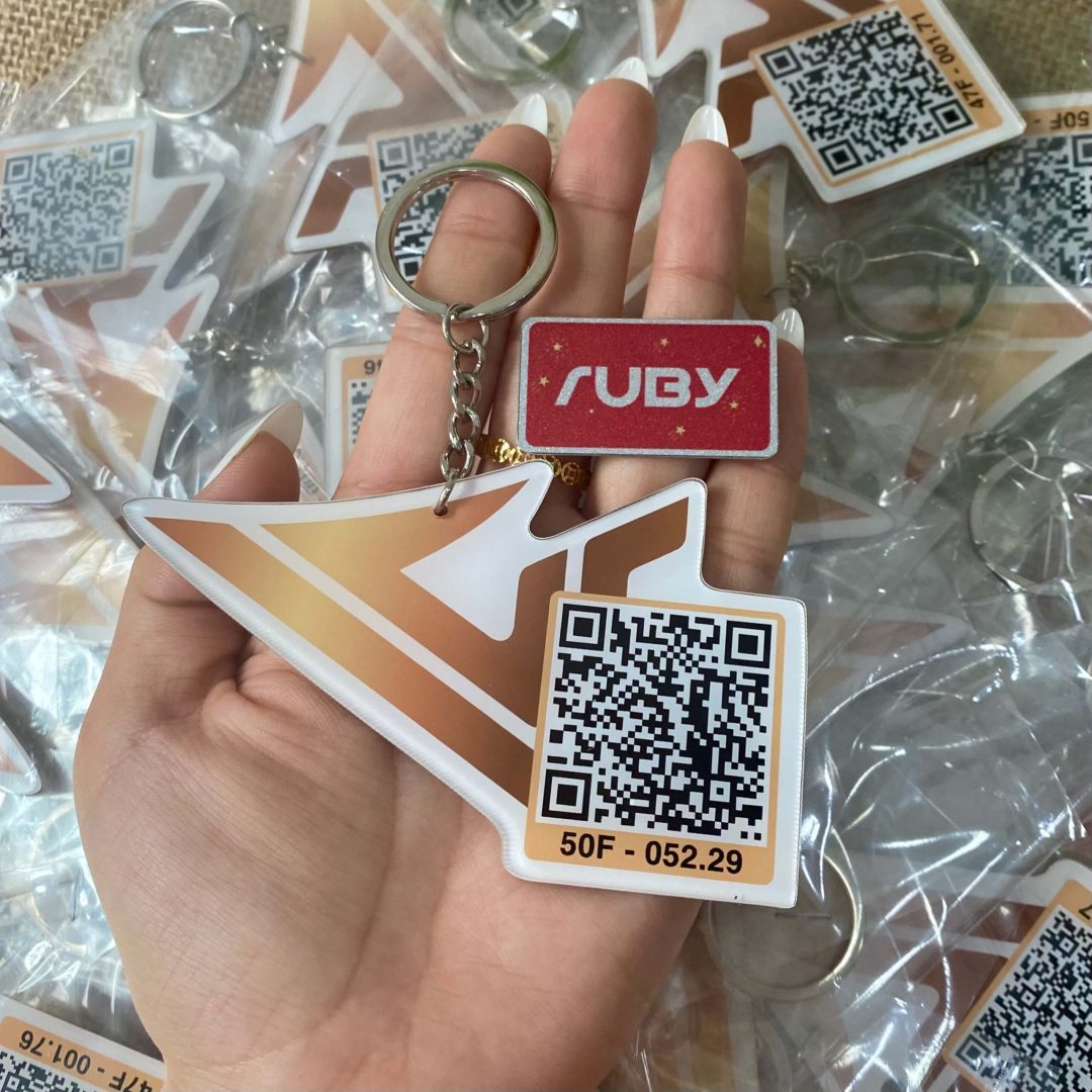Móc khóa mica hình mũi tên, in QR Code, màu vàng đồng, quà tặng cá nhân hóa