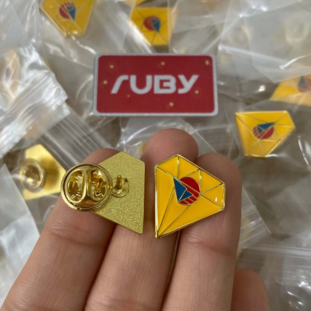 Huy hiệu hình kim cương mạ vàng – Pin cài logo ăn mòn màu men cao cấp