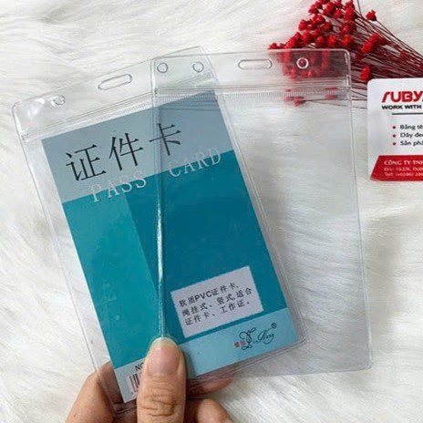Bao đeo thẻ có khóa zip 9x12.5cm dạng đứng, chất liệu nhựa trong suốt, dùng cho thẻ nhân viên – sản phẩm RubyVN.