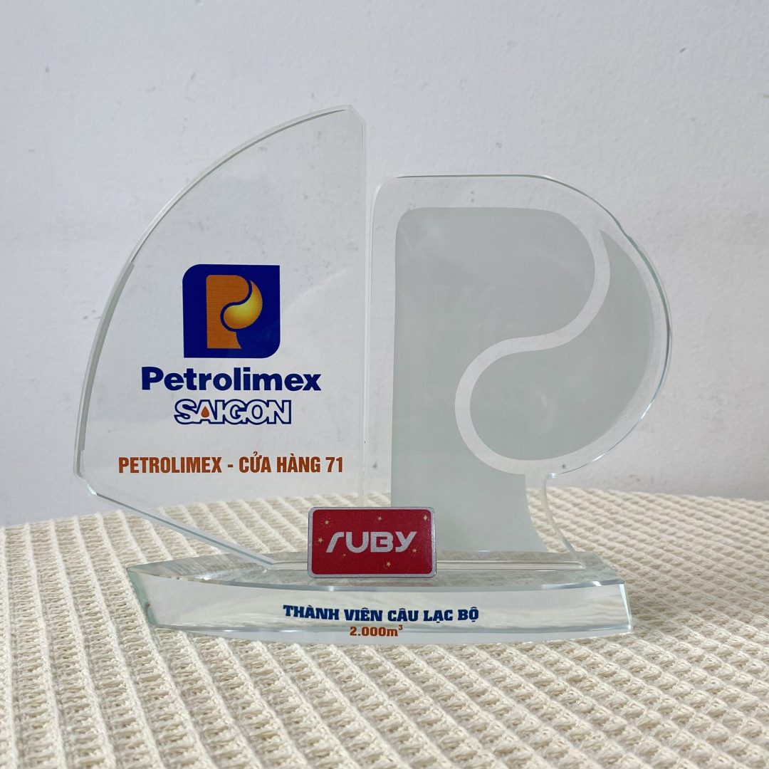 Kỷ niệm chương pha lê Petrolimex, thiết kế theo nhận diện thương hiệu, in logo và nội dung theo yêu cầu doanh nghiệp