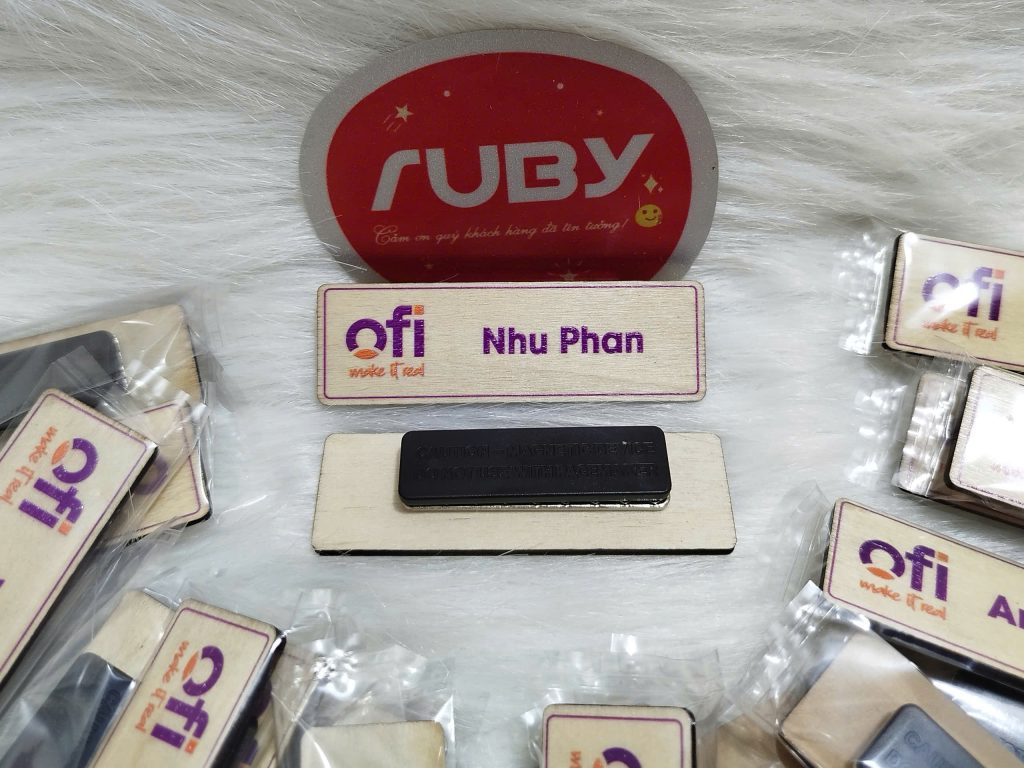 Bảng tên gỗ in logo OFI và tên Nhu Phan, thiết kế đẹp, sang trọng, gắn nam châm tiện lợi, phù hợp cho nhân viên văn phòng và doanh nghiệp.