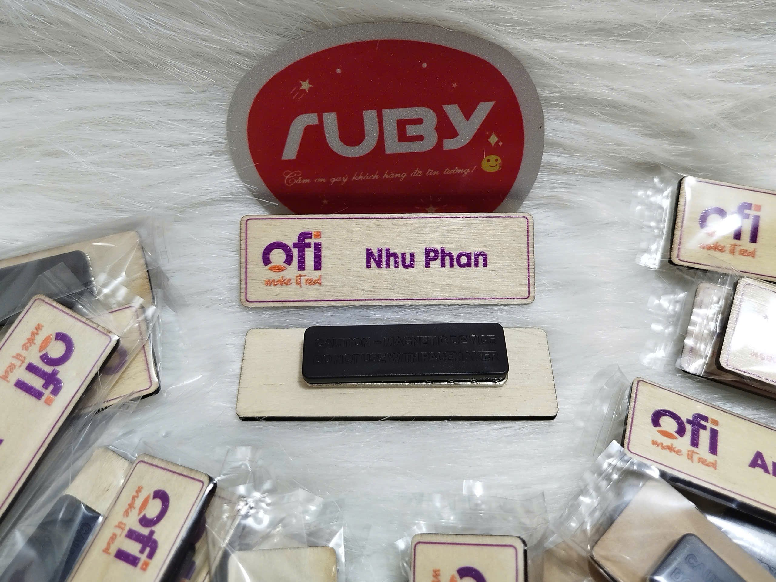 Bảng tên gỗ in logo OFI và tên Nhu Phan, thiết kế đẹp, sang trọng, gắn nam châm tiện lợi, phù hợp cho nhân viên văn phòng và doanh nghiệp.